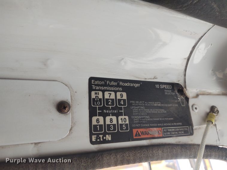 image for item FY9964 1992 White GMC WG  semi truck