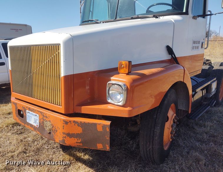 image for item FY9964 1992 White GMC WG  semi truck