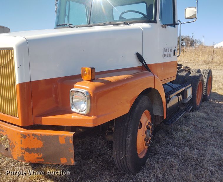 image for item FY9964 1992 White GMC WG  semi truck