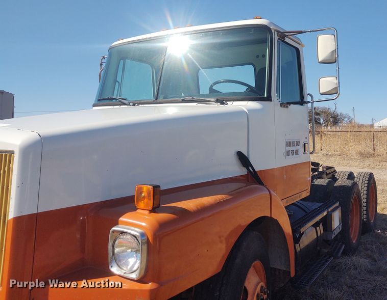 image for item FY9964 1992 White GMC WG  semi truck