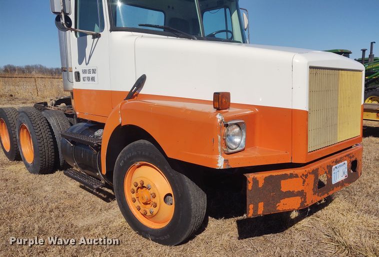 image for item FY9964 1992 White GMC WG  semi truck