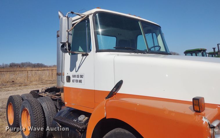 image for item FY9964 1992 White GMC WG  semi truck