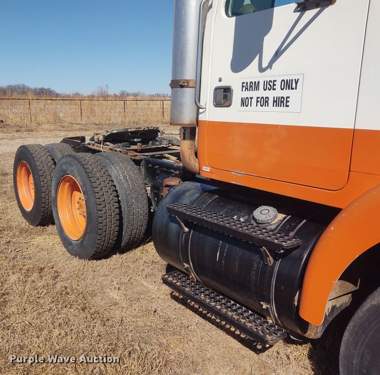 image for item FY9964 1992 White GMC WG  semi truck