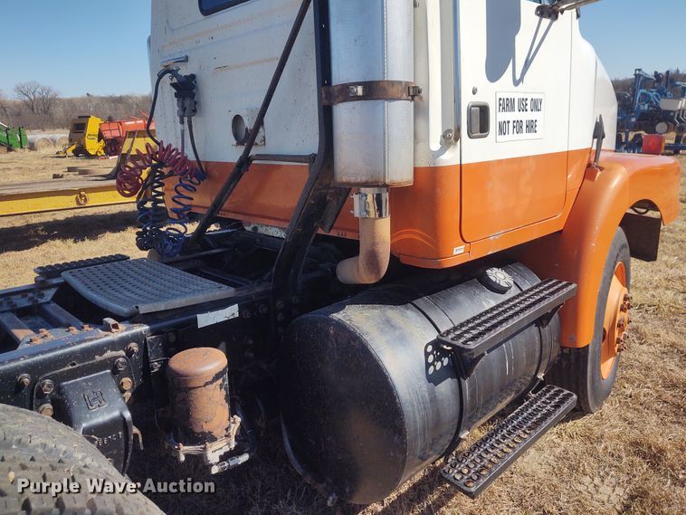 image for item FY9964 1992 White GMC WG  semi truck