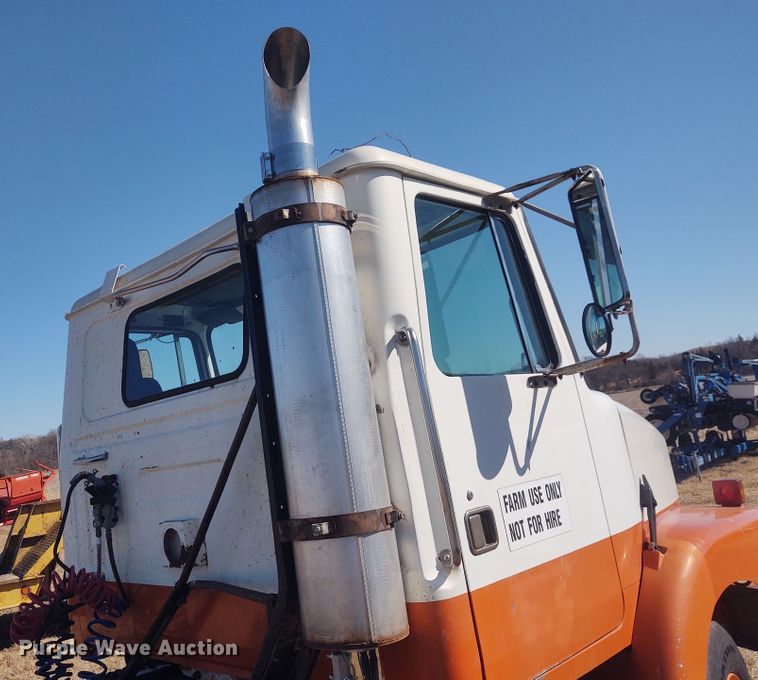 image for item FY9964 1992 White GMC WG  semi truck