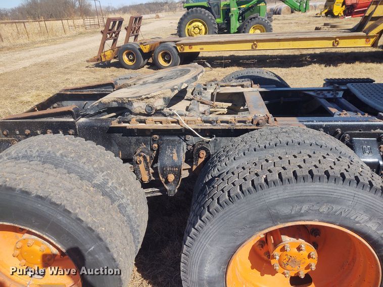 image for item FY9964 1992 White GMC WG  semi truck