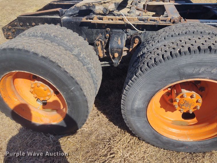 image for item FY9964 1992 White GMC WG  semi truck