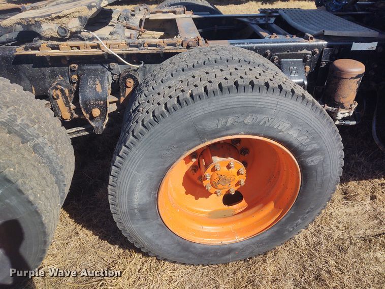 image for item FY9964 1992 White GMC WG  semi truck