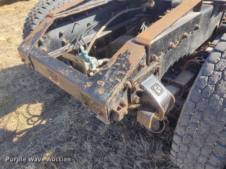 image for item FY9964 1992 White GMC WG  semi truck