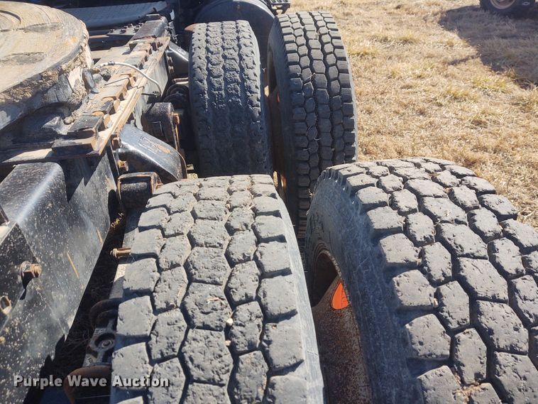 image for item FY9964 1992 White GMC WG  semi truck