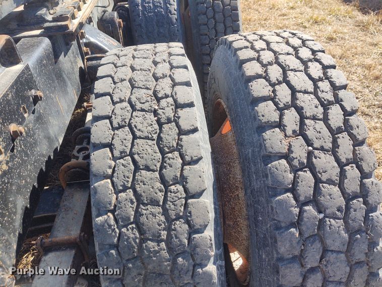 image for item FY9964 1992 White GMC WG  semi truck