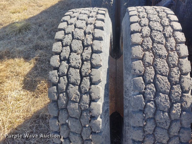 image for item FY9964 1992 White GMC WG  semi truck