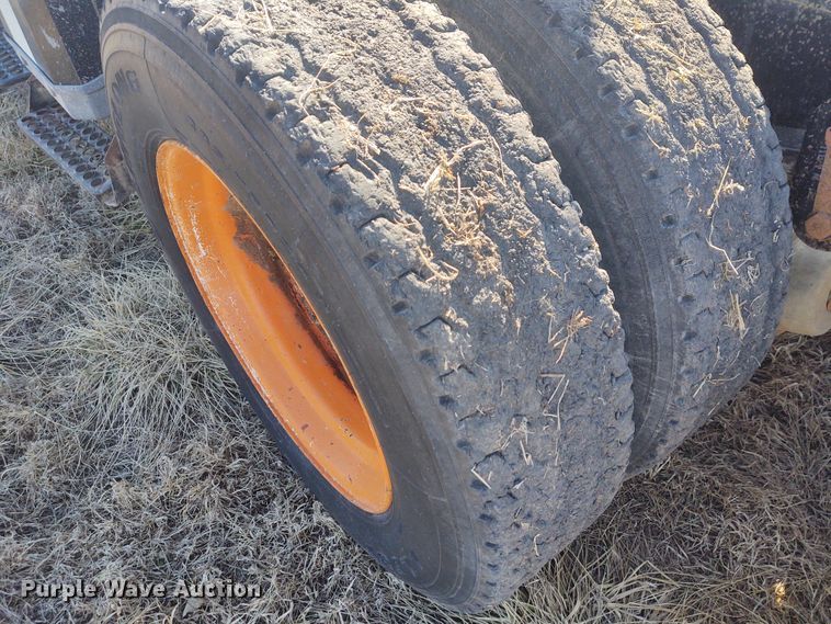 image for item FY9964 1992 White GMC WG  semi truck
