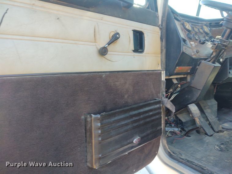 image for item FY9965 1990 Peterbilt 377  semi truck