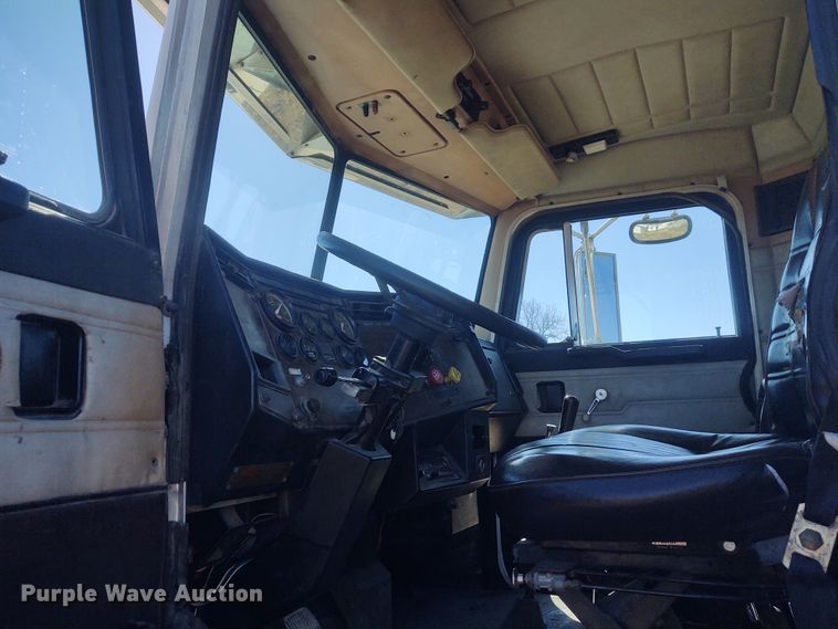 image for item FY9965 1990 Peterbilt 377  semi truck