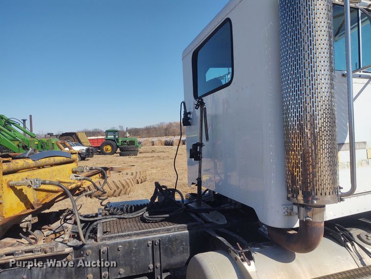 image for item FY9965 1990 Peterbilt 377  semi truck