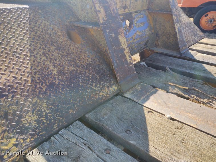 image for item FY9966 1973 Hyster drop deck equipment trailer