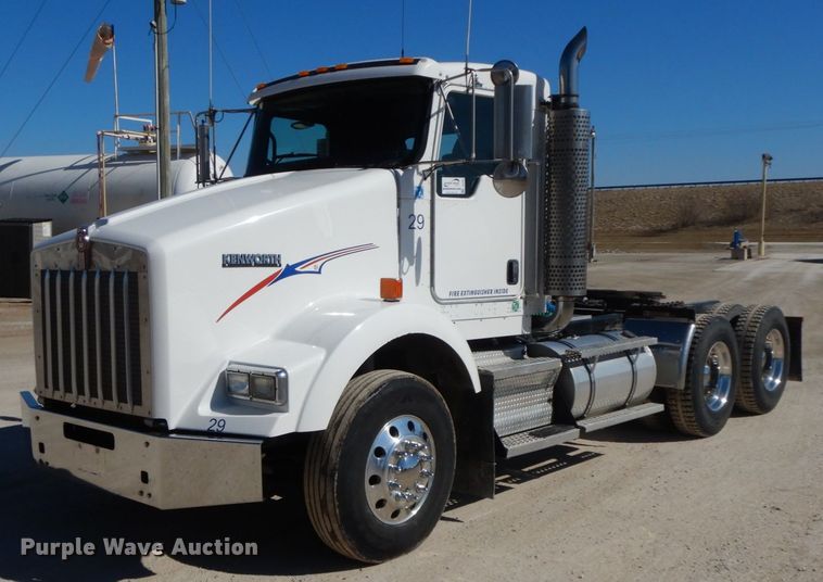 image for item DF6463 2007 Kenworth T800  semi truck