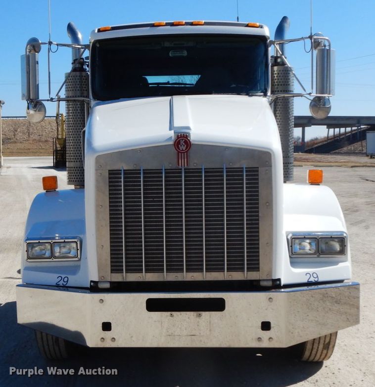 image for item DF6463 2007 Kenworth T800  semi truck