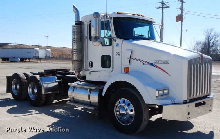 image for item DF6463 2007 Kenworth T800  semi truck
