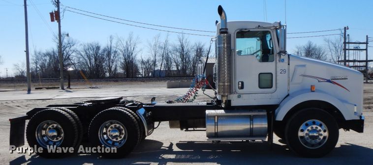 image for item DF6463 2007 Kenworth T800  semi truck