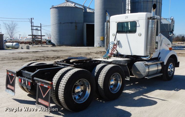 image for item DF6463 2007 Kenworth T800  semi truck
