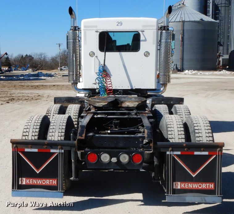 image for item DF6463 2007 Kenworth T800  semi truck