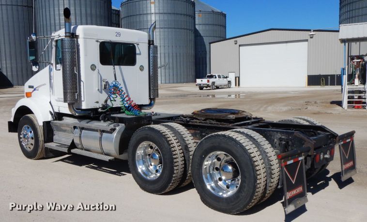 image for item DF6463 2007 Kenworth T800  semi truck