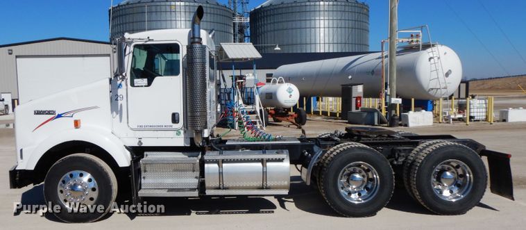 image for item DF6463 2007 Kenworth T800  semi truck
