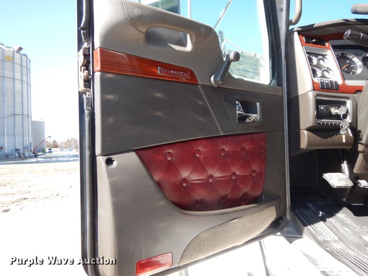 image for item DF6463 2007 Kenworth T800  semi truck