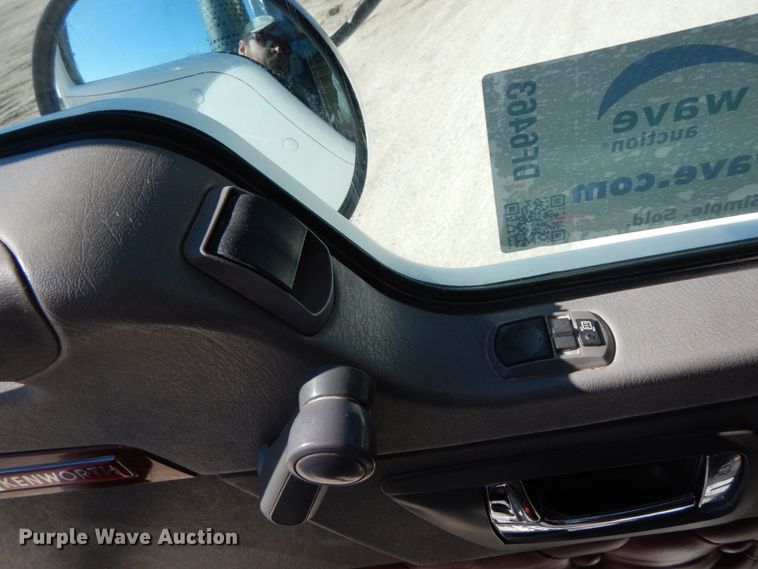 image for item DF6463 2007 Kenworth T800  semi truck