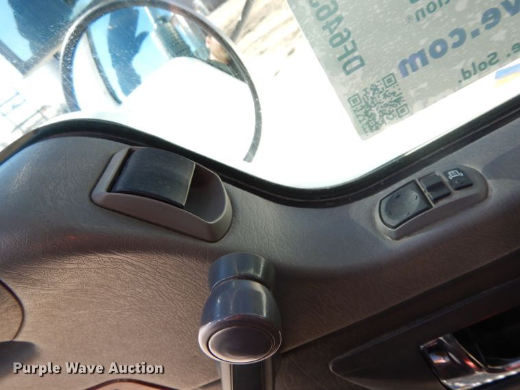 image for item DF6463 2007 Kenworth T800  semi truck