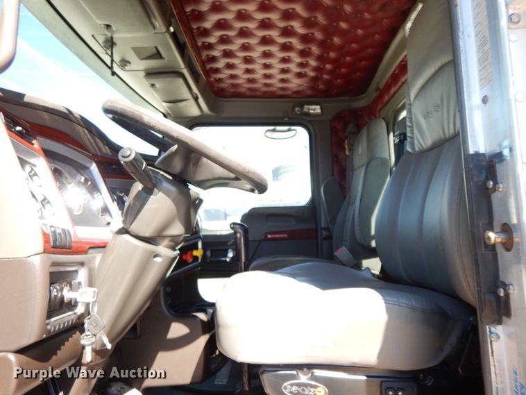 image for item DF6463 2007 Kenworth T800  semi truck