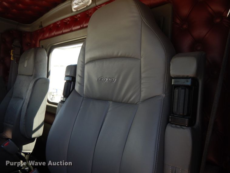 image for item DF6463 2007 Kenworth T800  semi truck