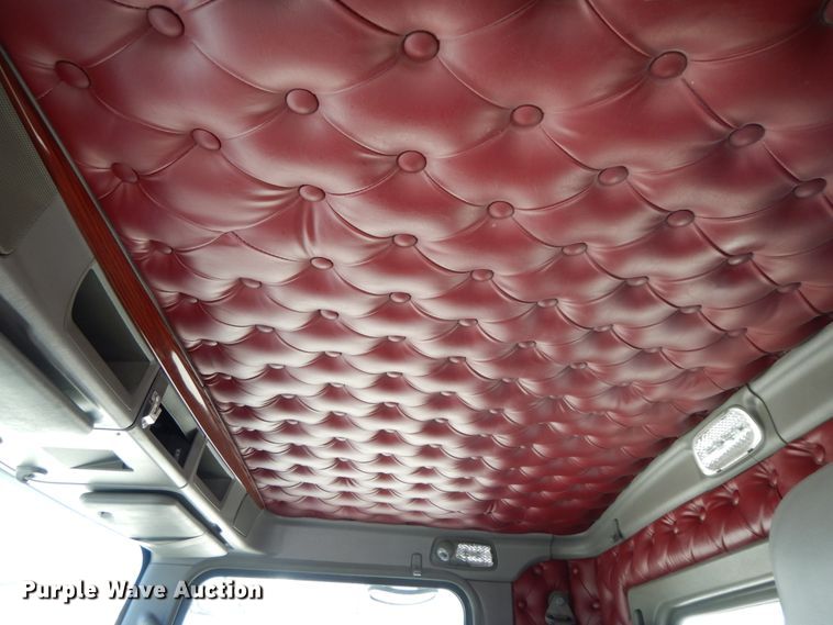 image for item DF6463 2007 Kenworth T800  semi truck