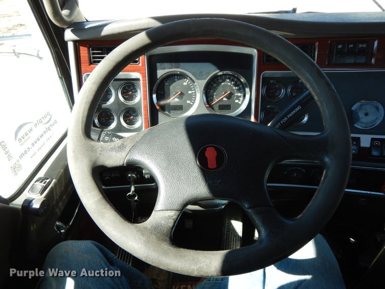 image for item DF6463 2007 Kenworth T800  semi truck