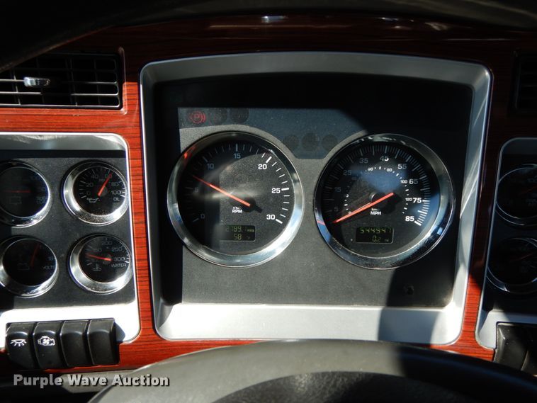 image for item DF6463 2007 Kenworth T800  semi truck