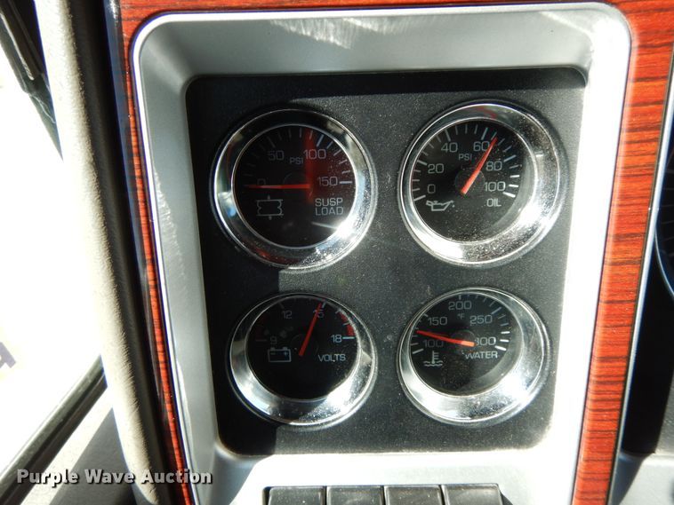 image for item DF6463 2007 Kenworth T800  semi truck