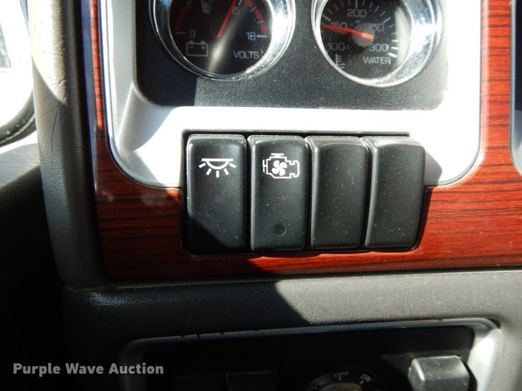 image for item DF6463 2007 Kenworth T800  semi truck