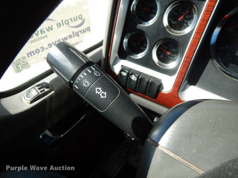 image for item DF6463 2007 Kenworth T800  semi truck