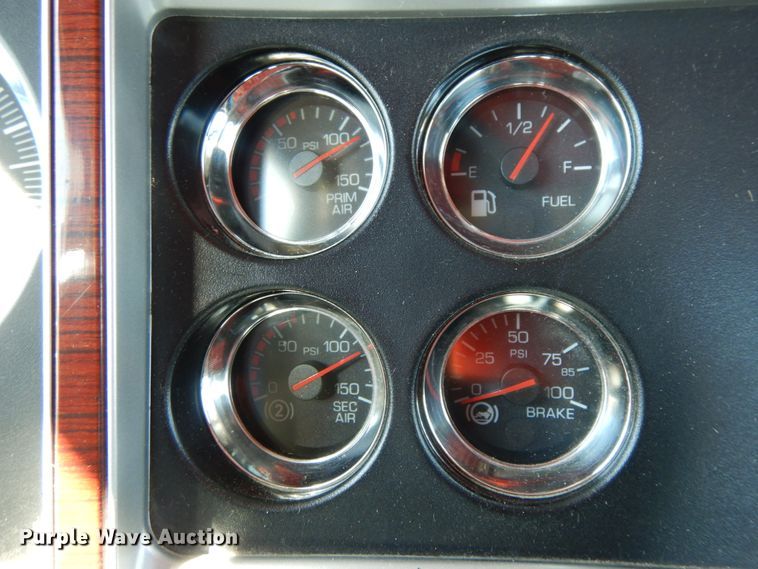 image for item DF6463 2007 Kenworth T800  semi truck