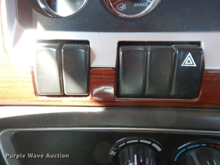 image for item DF6463 2007 Kenworth T800  semi truck