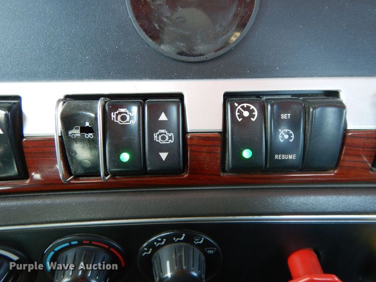 image for item DF6463 2007 Kenworth T800  semi truck