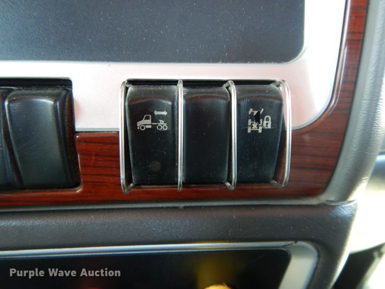 image for item DF6463 2007 Kenworth T800  semi truck