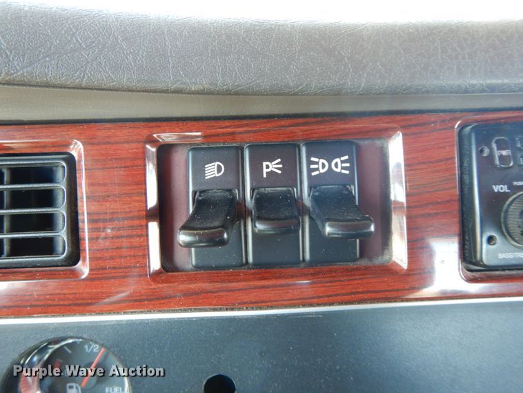 image for item DF6463 2007 Kenworth T800  semi truck