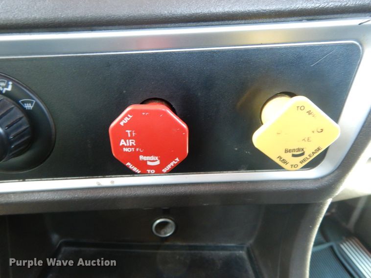 image for item DF6463 2007 Kenworth T800  semi truck