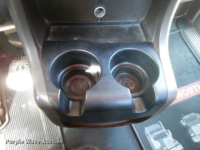 image for item DF6463 2007 Kenworth T800  semi truck