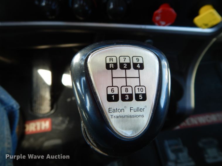 image for item DF6463 2007 Kenworth T800  semi truck