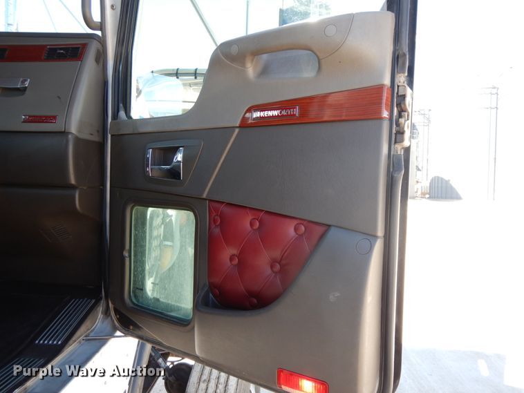 image for item DF6463 2007 Kenworth T800  semi truck