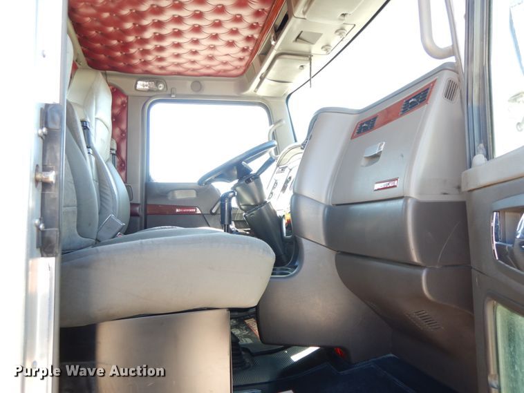 image for item DF6463 2007 Kenworth T800  semi truck